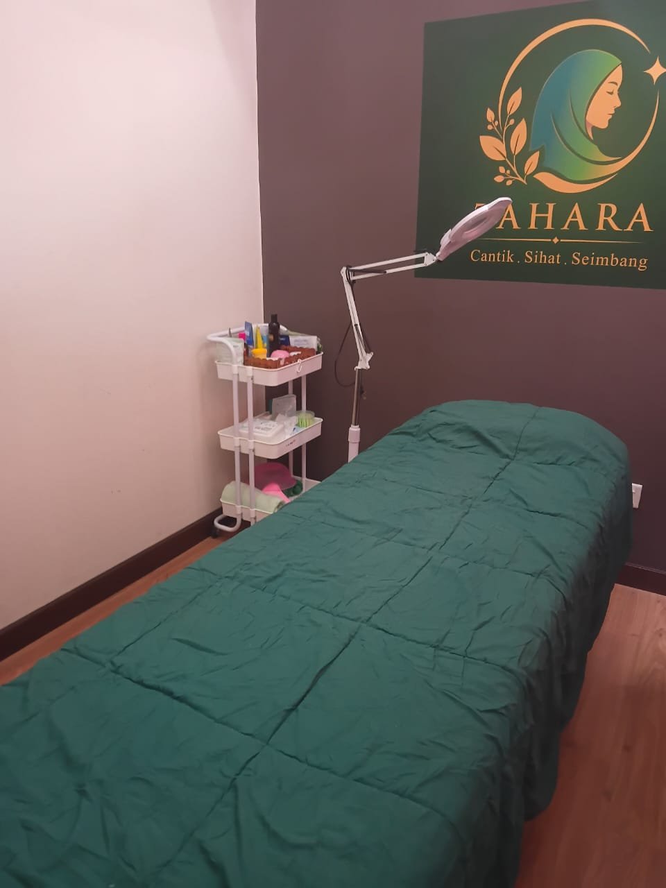 Bilik rawatan facial Zahara Beauty yang tenang dan privasi