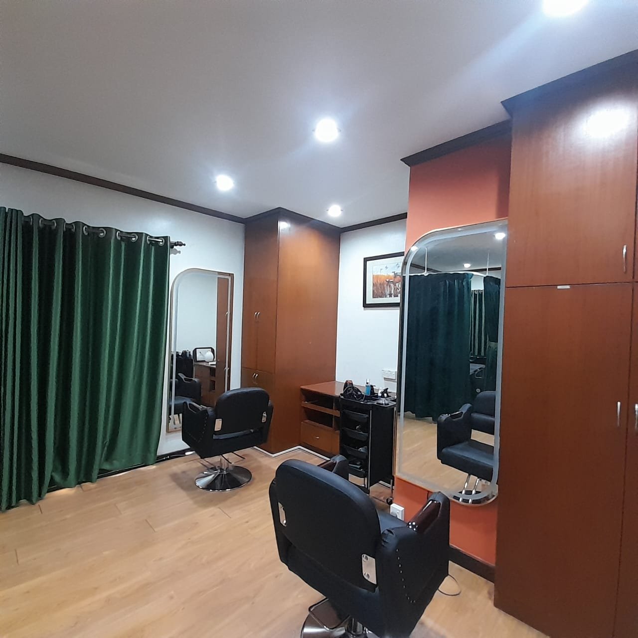 Ruang salon rambut Zahara Beauty