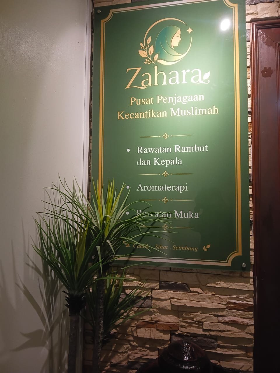 Papan tanda Zahara — Pusat Penjagaan Kecantikan Muslimah